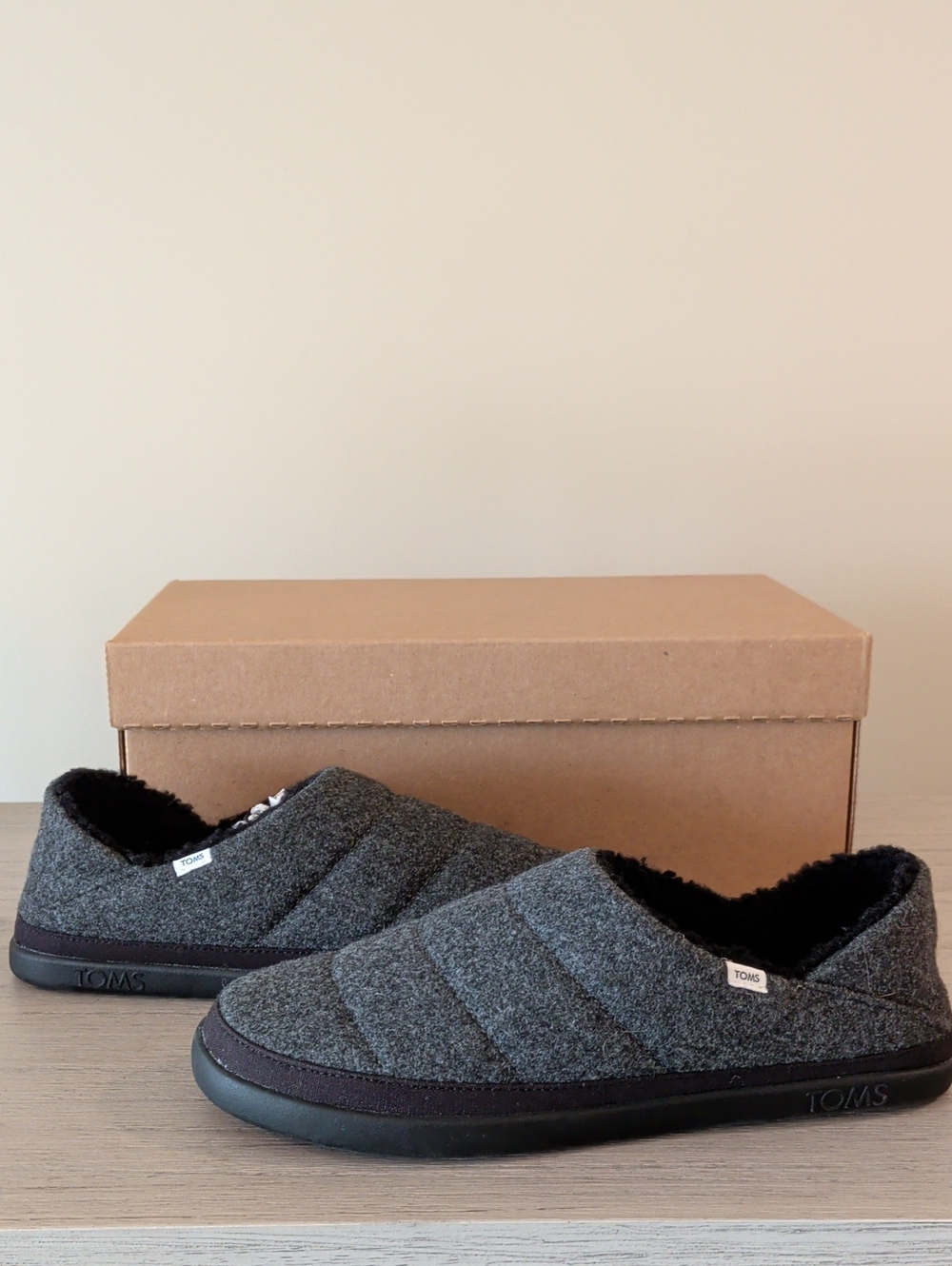 Tom's New 7.5 Slippers Black Fuzzy Lining